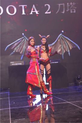 现出更为坚 现出更为坚